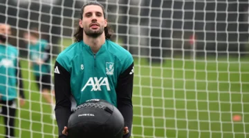 سخرية واسعة من ليفربول بسبب مقطع تدريبي محير لصلاح وسوبوسلاي فوق العارضة